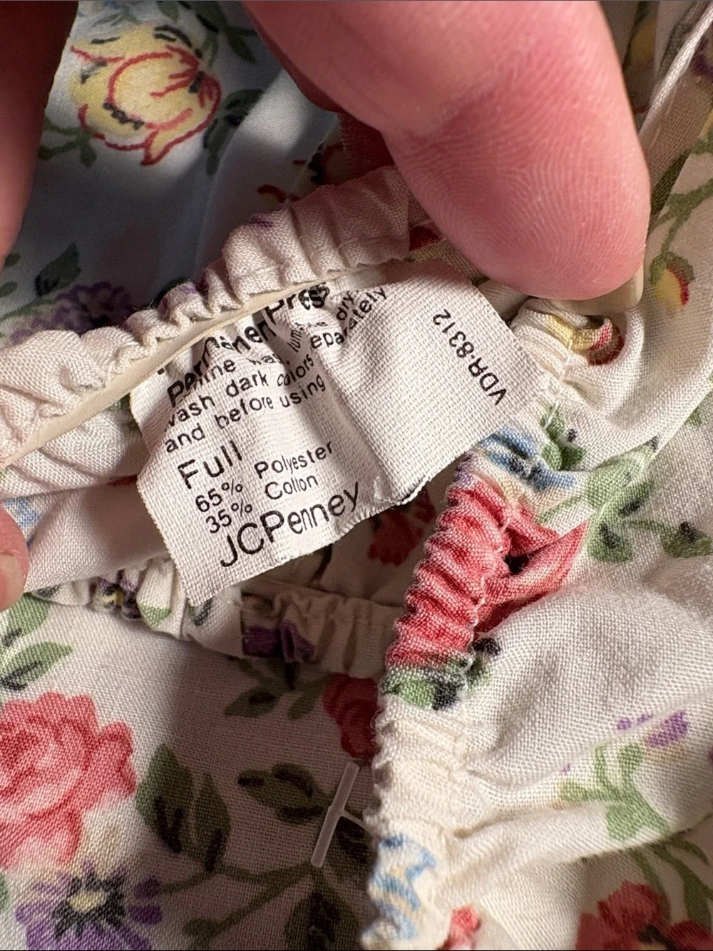 Vintage JCPenney Floral Cotton fitted sheet  Print in White, Pink & Purple. LL